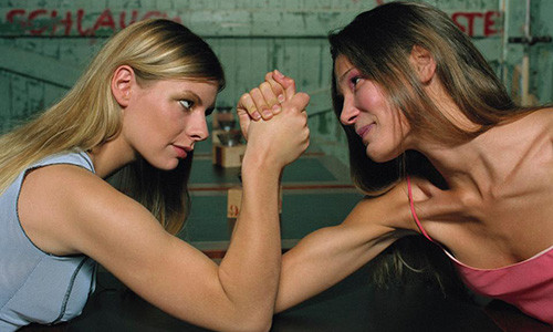 Đối thủ của cô ngất xỉu khi thấy cánh tay của người chơi cùng bị gãy (Ảnh minh họa)