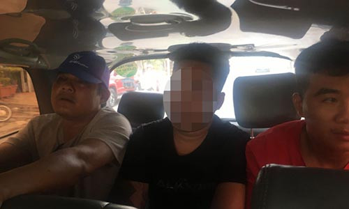 Đối tượng Thuận bị áp giải về cơ quan điều tra (ngồi giữa).