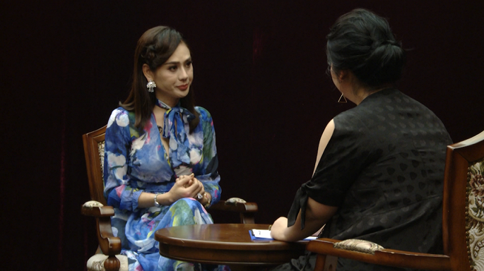 Lam Khanh Chi bat khoc vi bi gia dinh chong ky thi gioi tinh