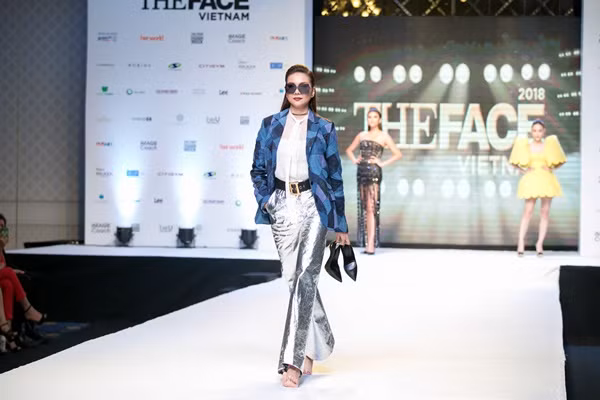 Thanh Hang binh tinh xu ly khi nga tren san catwalk-Hinh-2