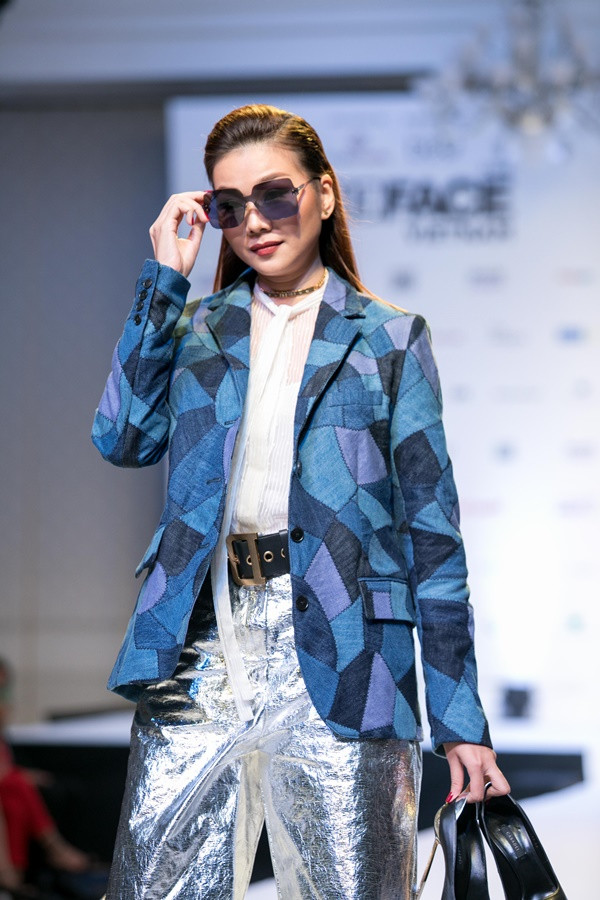 Thanh Hang binh tinh xu ly khi nga tren san catwalk-Hinh-3