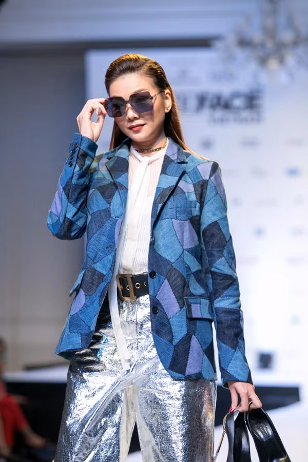 Thanh Hang binh tinh xu ly khi nga tren san catwalk-Hinh-3