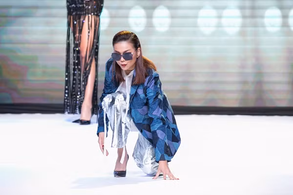 Thanh Hang binh tinh xu ly khi nga tren san catwalk