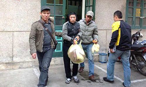 Trung tá Trần Nhật Tân (ngoài cùng bên trái) cùng đồng đội dẫn giải đối tượng Tùng “bê”.