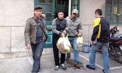 Trung tá Trần Nhật Tân (ngoài cùng bên trái) cùng đồng đội dẫn giải đối tượng Tùng “bê”.