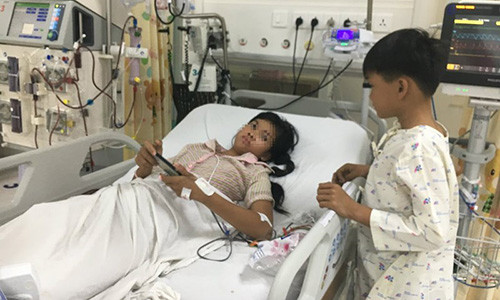 Hai chị em đang được chăm sóc tại khoa Hồi sức tích cực chống độc BV Nhi đồng TP (Bình Chánh, TP.HCM). Ảnh: HL