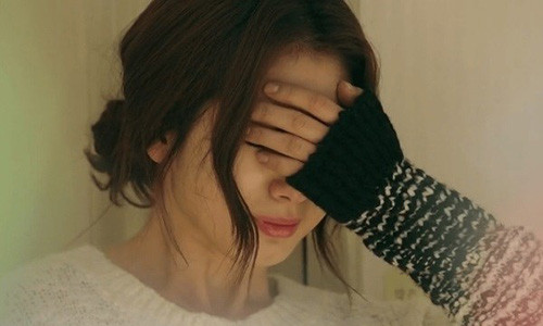 Phụ nữ muốn bình yên là phải biết đủ. Đủ yêu thì giữ, đủ buồn thì buông. (Ảnh minh họa).