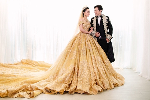 Ngày hỷ sự diễn ra trong sự riêng tư của hai bên gia đình, được tổ chức đơn giản ấm cúng nhưng có sự tham gia của đông đảo bạn bè.