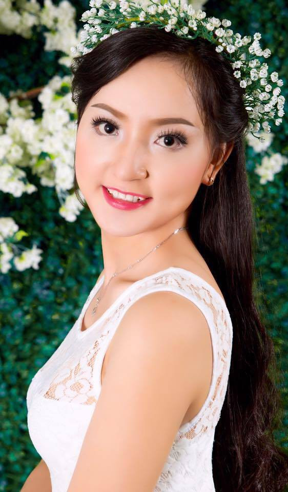 Cô sinh ra và lớn lên ở Bạc Liêu, từng là sinh viên ngành Luật - Kinh tế. Hiện tại, cô đang kinh doanh các mặt hàng chăm sóc sắc đẹp.