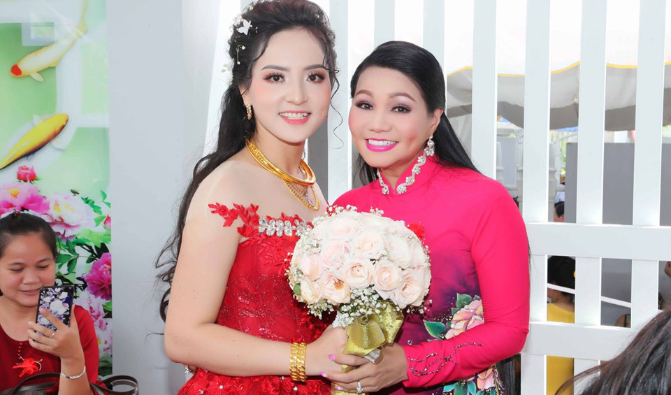 Dù không công bố trước truyền thông nhưng sự xuất hiện của các bạn bè trong showbiz đã khiến hôn lễ này được đông đảo khán giả biết đến.