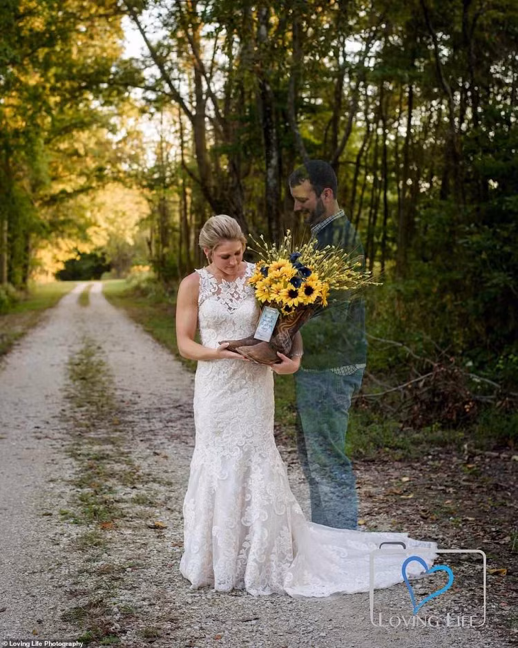 Jessica ôm đôi giày của vị hôn phu, bên cạnh là hình bóng anh Murphy được lồng ghép trong bức ảnh khiến nhiều người cảm động. Murphy được mọi người nhận xét là một người vị tha, thích dành thời gian bên gia đình và bạn bè. Anh theo bước ông nội và cha để trở thành lính cứu hỏa từ tháng 6/2016.