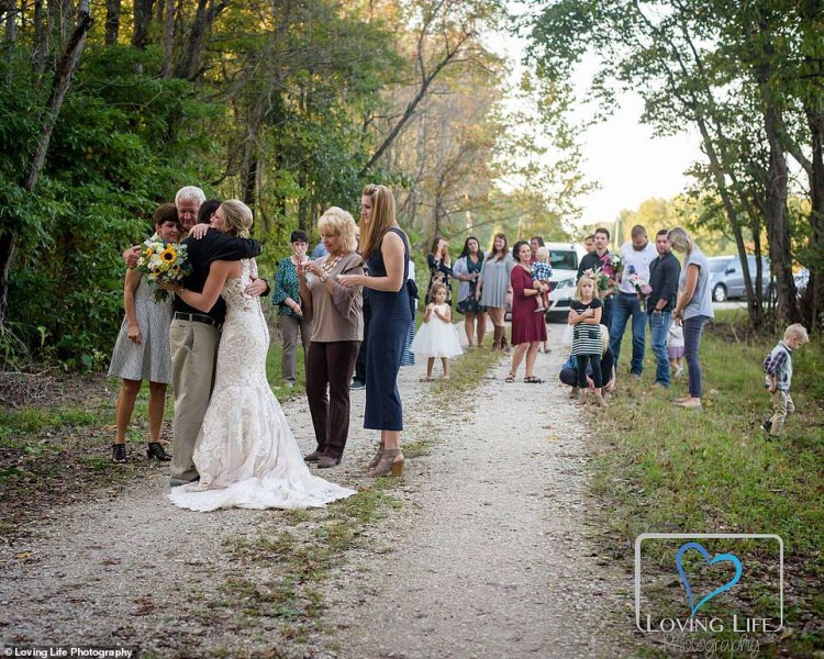 Rất đông người thân và bạn bè của Jessica và Murphy tới buổi chụp ảnh cùng cô.