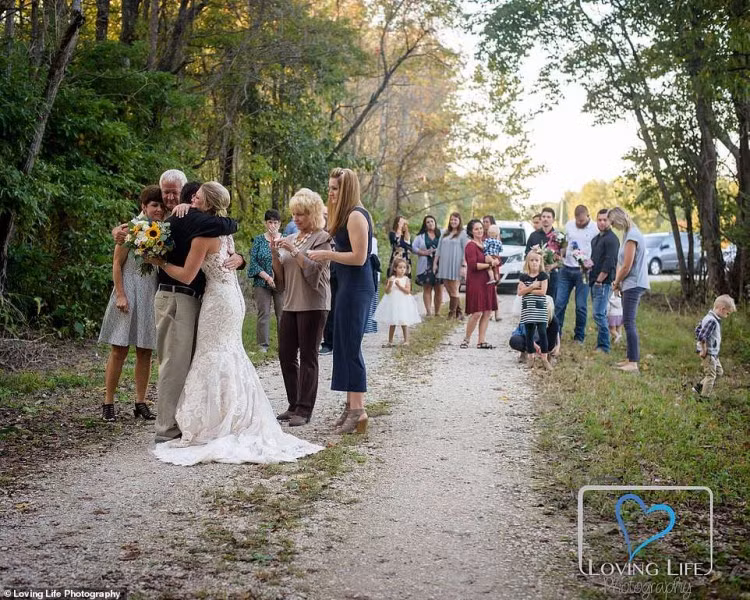 Rất đông người thân và bạn bè của Jessica và Murphy tới buổi chụp ảnh cùng cô.