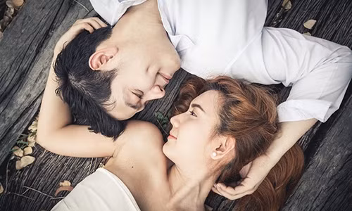 Khi làm “chuyện ấy” trong những ngày này, âm đạo sẽ bị ra nhiều máu hơn, dẫn đến thời gian kinh nguyệt bị kéo dài. Ảnh minh họa