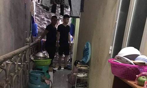 Nhiều người bàng hoàng khi phát hiện sự việc.