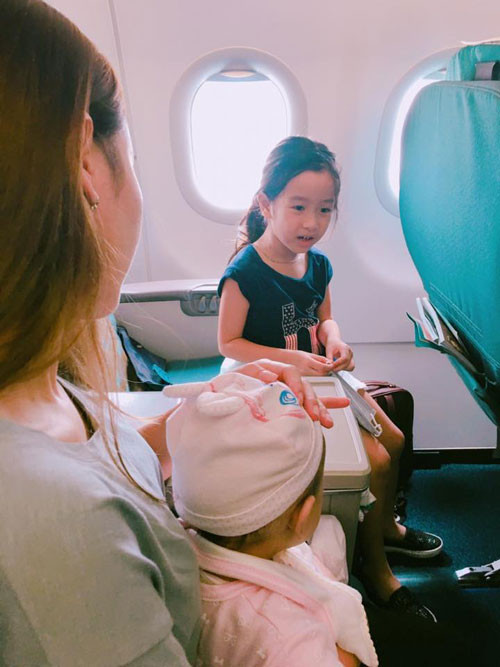 Bé Misu có đôi mắt to tròn và làn da trắng trông đáng yêu như búp bê. Nếu như Mina (con gái đầu của cặp đôi) thừa hưởng nhiều nét đẹp của Lưu Hương Giang thì bé Misu được đánh giá là giống bố Hồ Hoài Anh nhiều hơn.