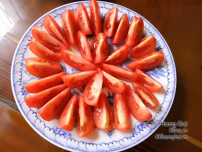 Bước 2: Cà chua rửa sạch, bổ múi cau. Hành, răm, thì là rửa sạch rồi cắt khúc.