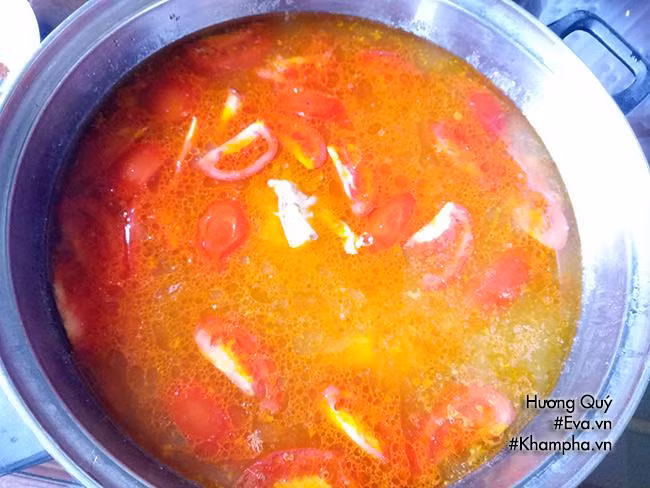 Bước 5: Phần chế nước dùng Phần cà chua sau khi xào xơ thêm nước và đun sôi, cho mẻ và chút nước cốt me để nồi nước dùng có vị chua vừa phải, nêm gia vị vừa miệng. Sau đó tiếp tục thêm phần cà chua còn lại, cùng 2 thìa sa tế, ít gừng thái chỉ và đun sôi, khi thấy nồi nước dùng sôi hạ bớt lửa sau đó cho nước dùng ra nồi lẩu để riêng.