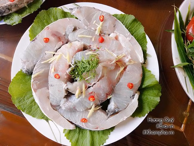 PHẦN 2: CÁCH LÀM LẨU THUYỀN CHÀI Bước 1: Cá vược làm sạch, cắt miếng vừa ăn. Xếp lên đĩa để riêng (để khử mùi tanh của cá bạn nên dùng giấm hoặc rượu trắng).