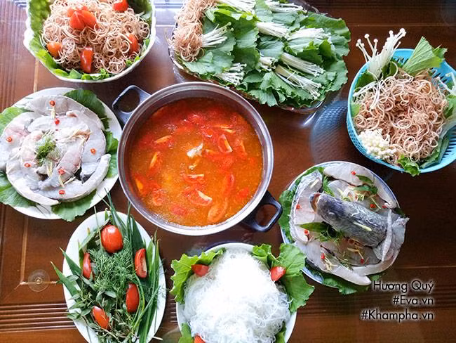 Bước 6: Đặt nồi lẩu cá ở giữa bên cạnh bày cá cùng các loại rau nhúng. Trời se lạnh cả nhà quây quần bên nồi lẩu nóng hổi thì thật là thích.