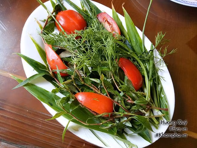 Bước 3: Phi thơm hành khô với chút dầu ăn, cho 1/2 cà chua vào xào xơ, nêm 1 thìa bột canh. Phần mẻ hòa với ít nước rồi lọc lấy nước cốt. Ngoài ra bạn có thể thay mẻ bằng nước cốt me nếu thích.