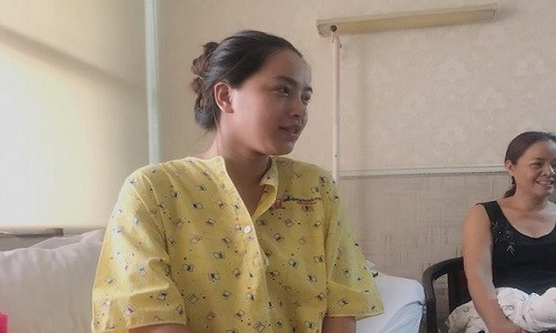 Hình ảnh Hải Băng và con trai mới sinh.