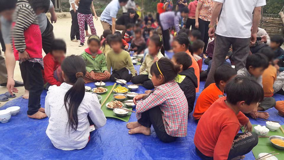 Trẻ em ở bản Ký Thì ăn cơm chung trong một bữa liên hoan từ thiện ở trường (Ảnh minh họa). Trẻ em ở bản Ký Thì ăn cơm chung trong một bữa liên hoan từ thiện ở trường (Ảnh minh họa).