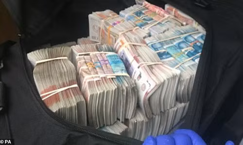 Kiem tra xe o to, canh sat phat hien tui dung tien khong lo