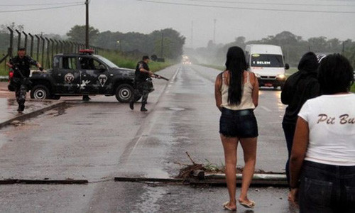Các lính canh tại nhà tù Santa Izabel đã bị tấn công từ bên trong lẫn bên ngoài. Ảnh: EPA