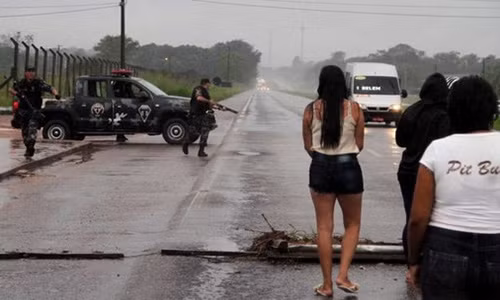 Các lính canh tại nhà tù Santa Izabel đã bị tấn công từ bên trong lẫn bên ngoài. Ảnh: EPA