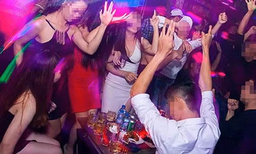 Thanh nien vao bar an nhau tet ga va ky no hon 1 ty