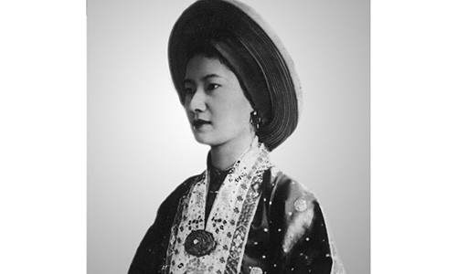 Nam Phương hoàng hậu trong lễ phục triều điều.