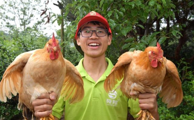 Ông chủ 9x Hồ Phủ Quốc bên hai “sản phẩm” làm nên thương hiệu.