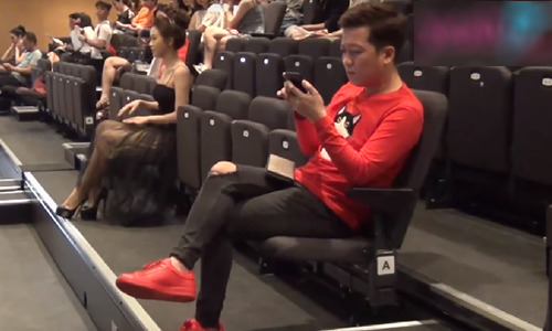 Trường Giang và Sam "bơ" nhau tại sự kiện.