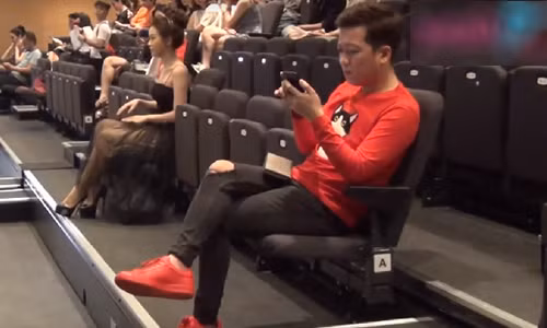 Trường Giang và Sam "bơ" nhau tại sự kiện.