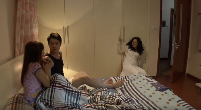 Mẹ chồng đẩy cửa bước vào đúng lúc cao trào khiến cặp vợ chồng ngượng chín mặt. Ảnh minh họa