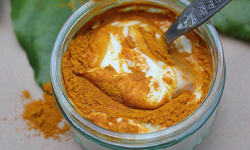 Bạn có thể điều trị rạn da bằng nghệ và sữa chua tại nhà.