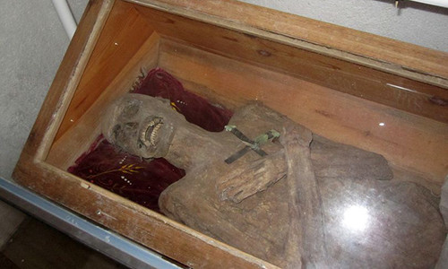 Thi the chon binh thuong gan 300 nam con nguyen ven nhu xac uop