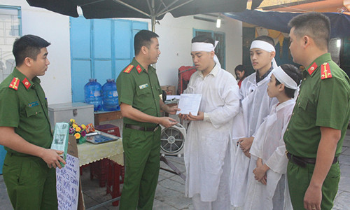 CBCS Phòng CSHS Công an TP Đà Nẵng trao số tiền 23 triệu đồng cho gia đình nạn nhân.