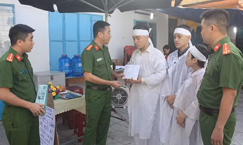 CBCS Phòng CSHS Công an TP Đà Nẵng trao số tiền 23 triệu đồng cho gia đình nạn nhân.