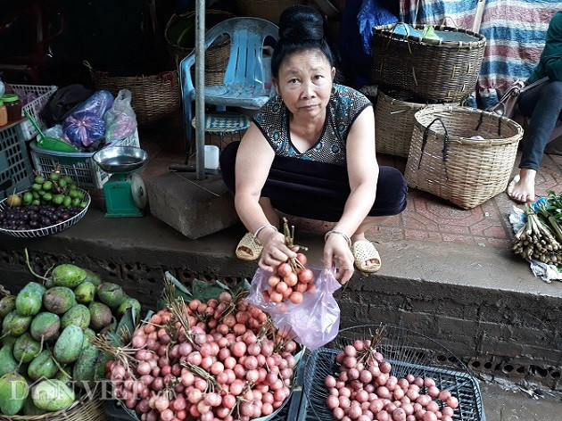 Mùa này, quả dâu da rừng được bà con dân tộc Mông, Thái bày bán nhiều ở chợ hoặc ở ven đường các ngã ba, ngã tư dọc Quốc lộ 6.
