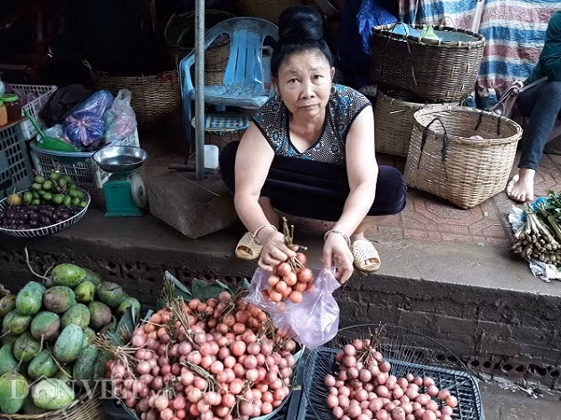 Mùa này, quả dâu da rừng được bà con dân tộc Mông, Thái bày bán nhiều ở chợ hoặc ở ven đường các ngã ba, ngã tư dọc Quốc lộ 6.