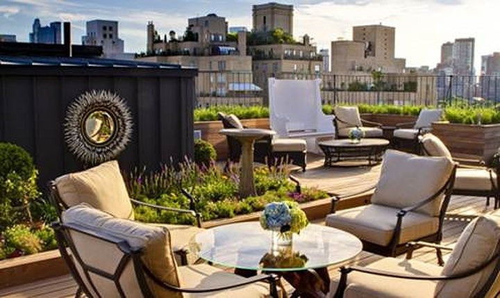 Sân thượng được thiết kế khu vực ăn uống ngoài trời, khu vực thưởng trà riêng biệt.