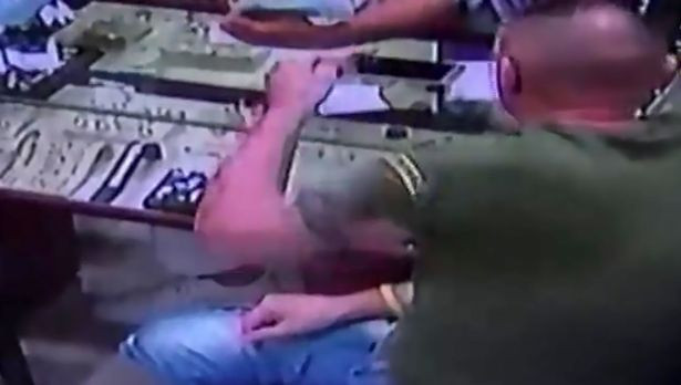 Trom kim cuong tung quan nuot luon vao bung