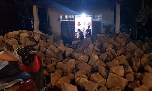 Nghi van nguoi yeu cu do da lap cua nha ban gai vi di lay chong