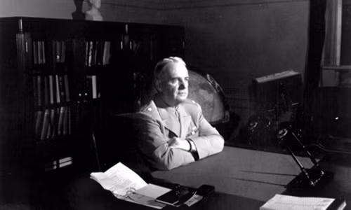 Ông William J.Donovan tại văn phòng của OSS.