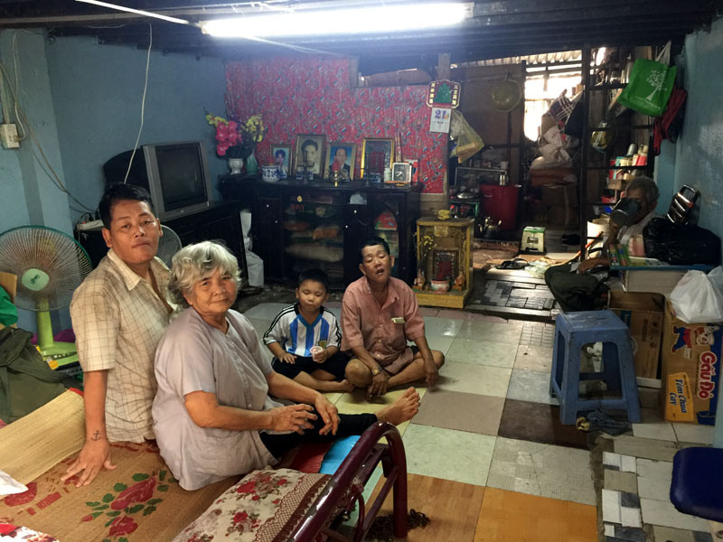 Nhà nhiều đồ đạc nhưng không có món đồ nào đáng giá.