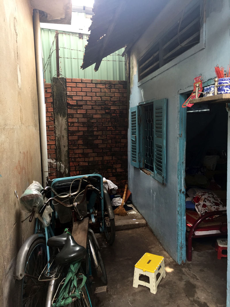 Chiếc xích lô trước cửa nhà