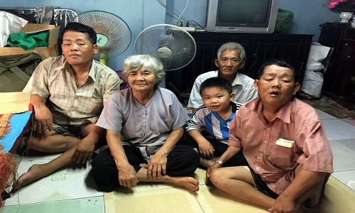 Cả 5 người trong gia đình bà Liên.