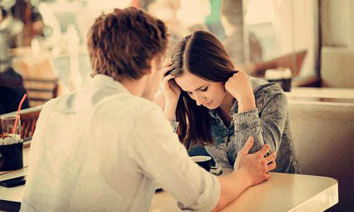 Ban trai lo hen, co gai tim nguoi tinh cu de lam chuyen nay trong dem